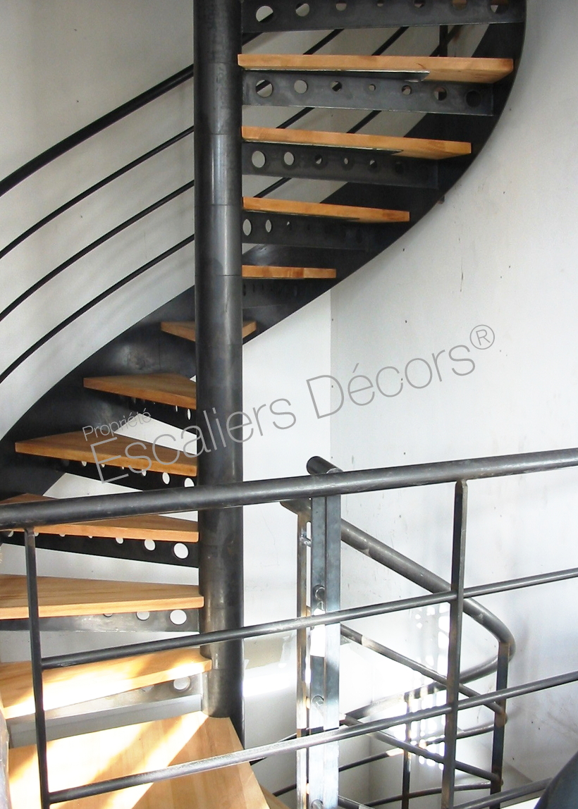 Photo DH77 - Escalier intérieur en colimaçon, métal et bois pour une décoration type loft